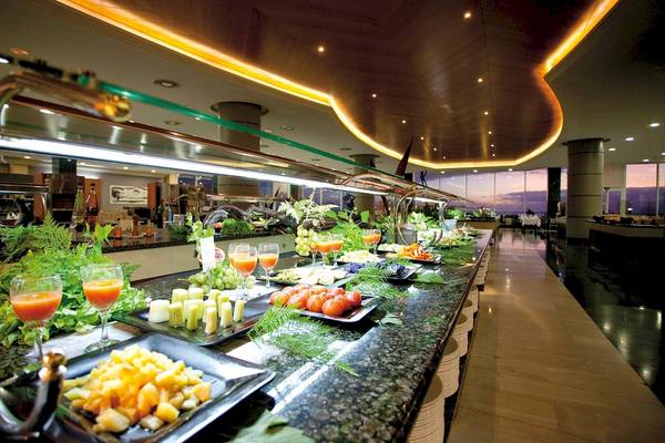 Buffettisch im Landmar Costa Los Gigantes Hotel mit verschiedenen Gerichten und Getränken.