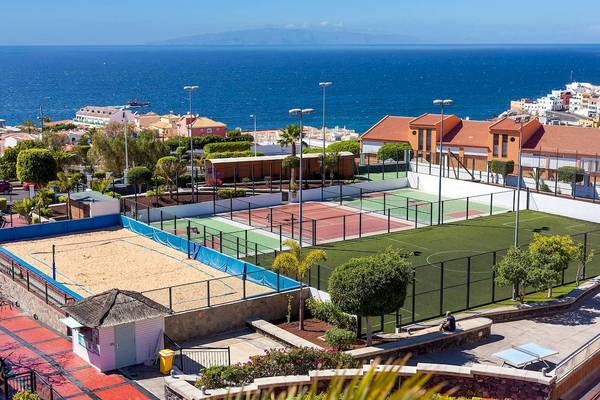 Aussicht auf das Landmar Costa Los Gigantes Hotel mit Blick auf das Meer und Tennisplätze.