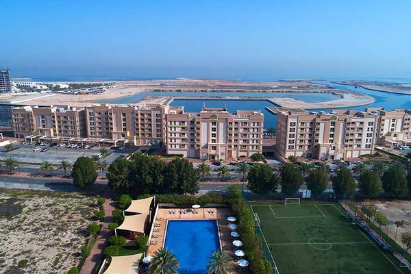 Luftaufnahme von Jannah Hotels Resorts & Villas mit Pool, Fußballplatz und Meer