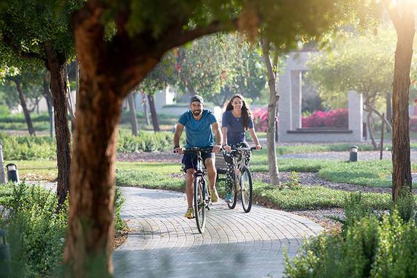 Zwei Leute radeln im Jannah Hotels Resorts & Villas Park