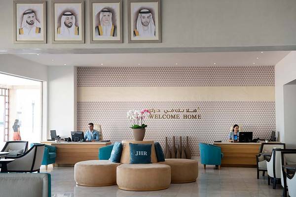 Lobbybereich des Jannah Hotels Resorts & Villas mit Rezeption und Sitzgelegenheiten.