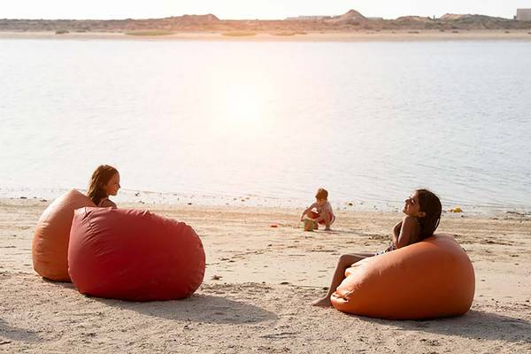 Zwei Mädchen und ein Junge genießen den Strand in Jannah Hotels Resorts & Villen.