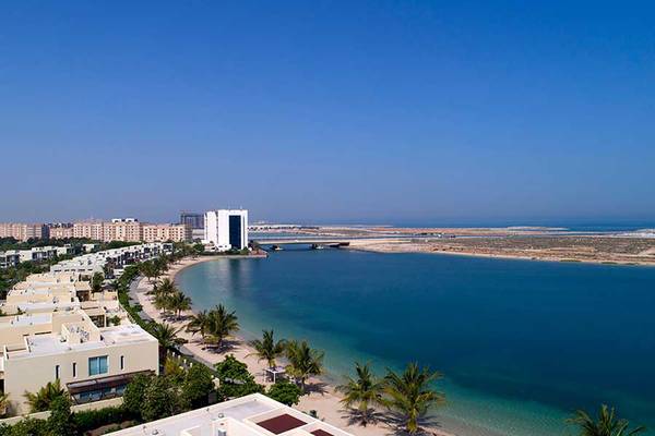 Luftaufnahme von Jannah Hotels Resorts & Villas mit Blick auf den Strand und das Meer