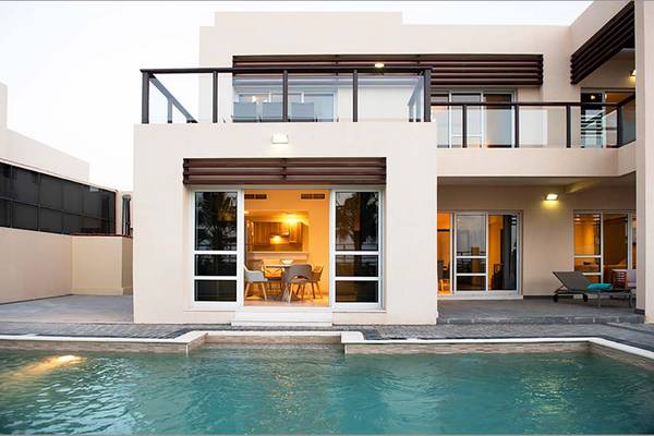 Jannah Hotels Resorts & Villas Villa mit Swimmingpool und Terrasse.