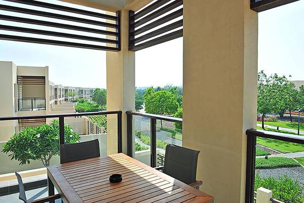 Aussicht von der Balkon des Jannah Hotels Resorts & Villas mit Tisch und Garten.