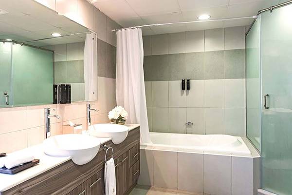 Badezimmer von Jannah Hotels Resorts & Villas mit zwei Waschbecken und Badewanne.