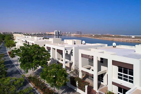 Luftaufnahme von Jannah Hotels Resorts & Villas mit Blick auf einen Kanal und die Stadt
