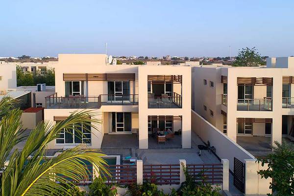 Außenansicht der Jannah Hotels Resorts & Villas mit Swimmingpool und Balkonen.