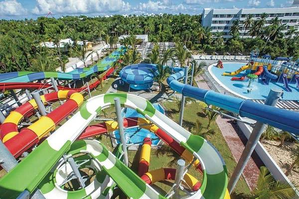 Luftaufnahme des Wasserparks im Riu Naiboa Hotel mit verschiedenen Wasserrutschen und einem großen Swimmingpool.