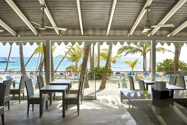 Terrasse des Riu Naiboa Hotels mit Blick auf den Strand und das Meer.