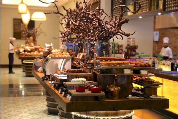 Buffet im Salinda Resort auf der Insel Phu Quoc mit verschiedenen Desserts und Angestellten im Hintergrund.