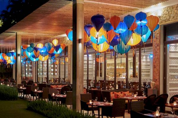 Außenbereich des Salinda Resort Phu Quoc Island Restaurants bei Nacht mit bunten Laternen
