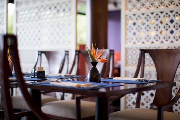Tisch im Restaurant des Salinda Resort auf Phu Quoc Island mit Tischdekoration.