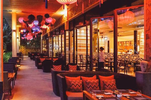 Außenbereich des Salinda Resort Restaurants mit bunten Laternen, Tischen und Stühlen.