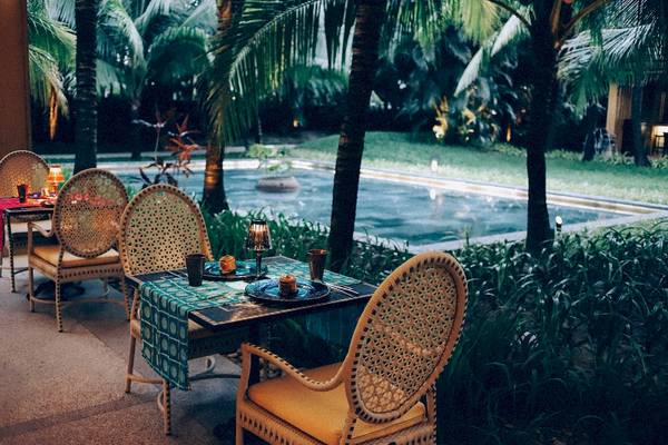 Terrasse des Salinda Resort mit Tisch und Stühlen im Gartenbereich