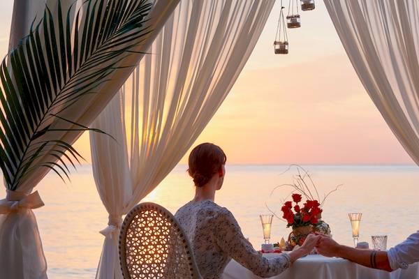 Paar beim Abendessen unter einer Gazebo am Strand des Salinda Resort Phu Quoc Island