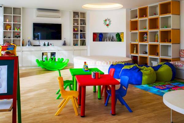 Kinderzimmer im Salinda Resort Phu Quoc Island mit bunten Möbeln und Spielzeug.