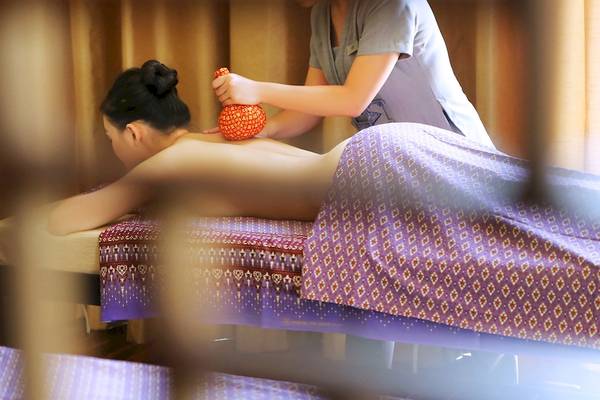 Eine Frau erhält eine Massagebehandlung im Salinda Resort Phu Quoc Island.