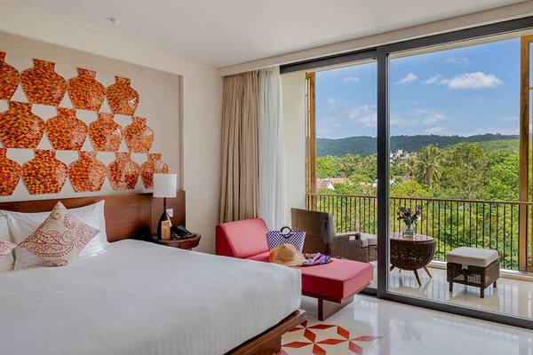 Zimmer im Salinda Resort Phu Quoc Island mit Blick auf einen grünen Berg