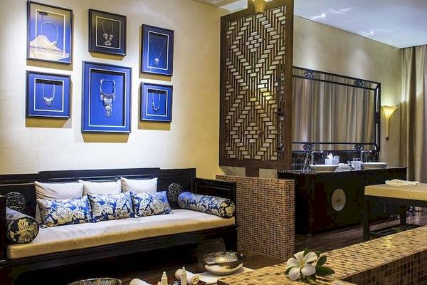 Innenansicht des Spa-Bereichs im Salinda Resort auf Phu Quoc Island mit Möbeln und dekorativen Elementen.
