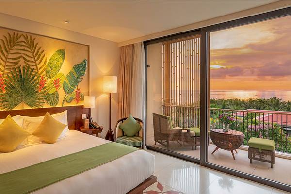 Hotelzimmer im Salinda Resort auf Phu Quoc Island mit Blick auf den Sonnenuntergang.