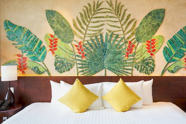 Tropischer Wandteppich über einem Bett im Salinda Resort Phu Quoc Island