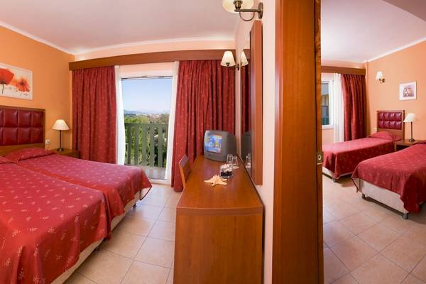 Doppelzimmer im Ariti Grand Hotel Corfu mit zwei Betten, Fernseher und Balkon.