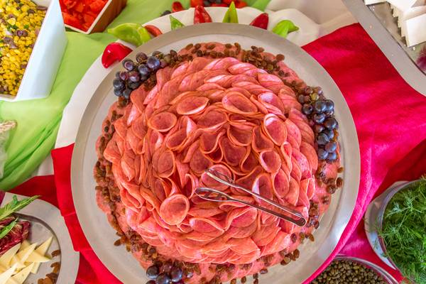Buffet mit Fleisch, Obst und Gemüse auf einem großen Tisch serviert