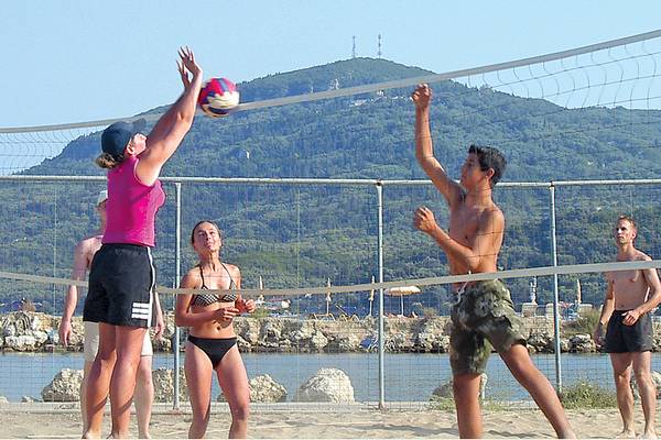 Volleyballspieler spielen am Strand des Messonghi Beach Holiday Resort.