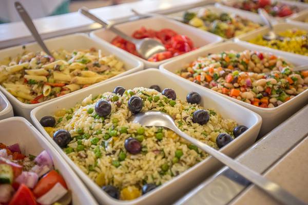 Buffet mit mehreren Gerichten im Messonghi Beach Holiday Resort, darunter Reis, Gemüse und Nudeln.