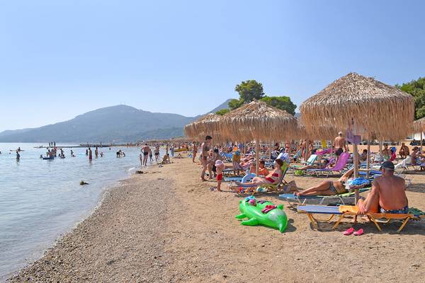 Viele Besucher entspannen auf dem Strand des Messonghi Beach Holiday Resorts.