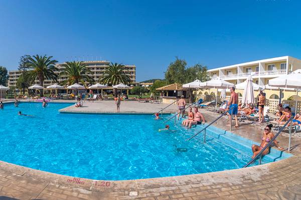 Poolbereich des Messonghi Beach Holiday Resort mit einem Rettungsschwimmer