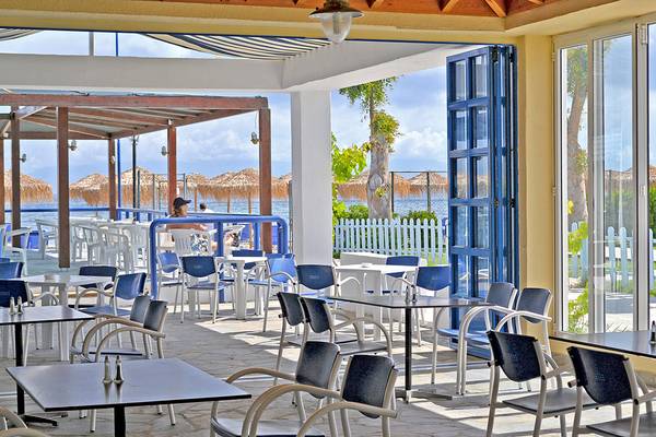 Außenbereich des Messonghi Beach Holiday Resort Restaurants mit Blick auf den Ozean