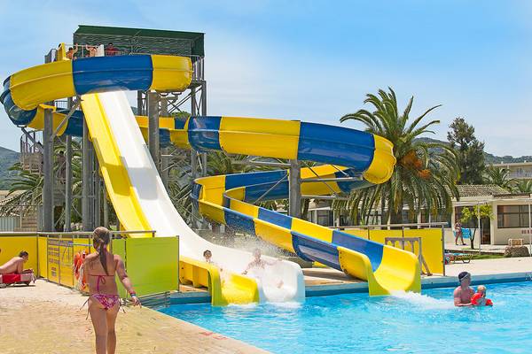 Wasserrutsche im Messonghi Beach Holiday Resort mit mehreren Personen, die rutschen und spielen.