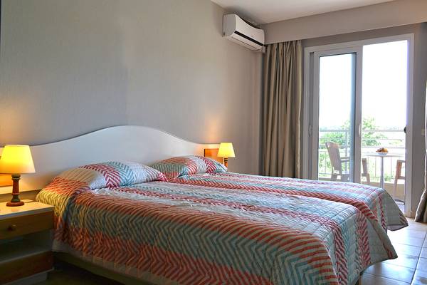 Doppelbettzimmer im Messonghi Beach Holiday Resort mit Klimaanlage und Balkon