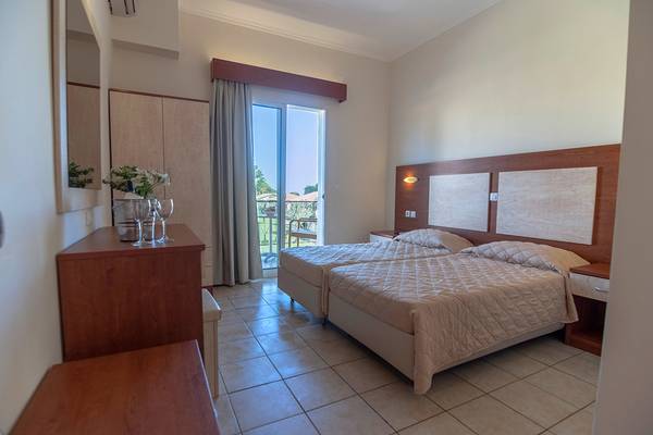 Doppelbett-Zimmer im Messonghi Beach Holiday Resort mit Balkon und Panoramablick.