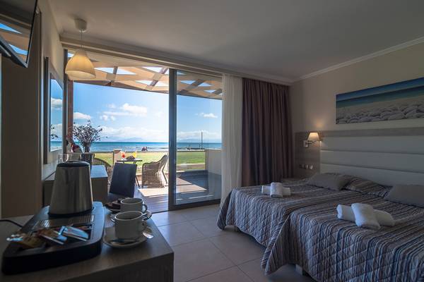 Doppelzimmer mit Meerblick im Messonghi Beach Holiday Resort mit Terrasse, Betten, und Blick auf das Meer.