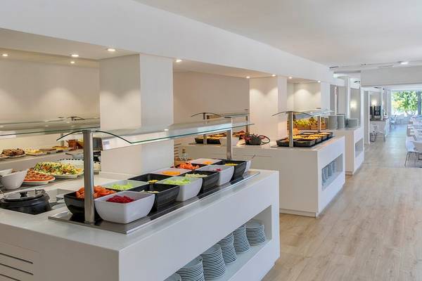 Buffetbereich im Whala Beach Hotel mit verschiedenen Speisen und gedeckten Tischen.