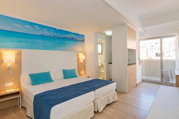 Schlafzimmer im Whala Beach Hotel mit Blick auf das Meer und einer modernen Einrichtung.