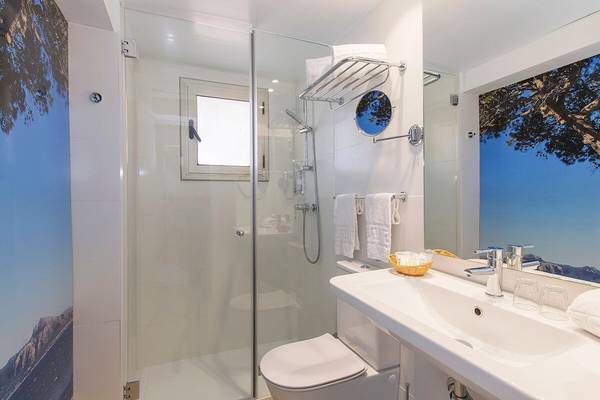 Badezimmer des Whala Beach Hotels mit Dusche, Toilette und Waschbecken.