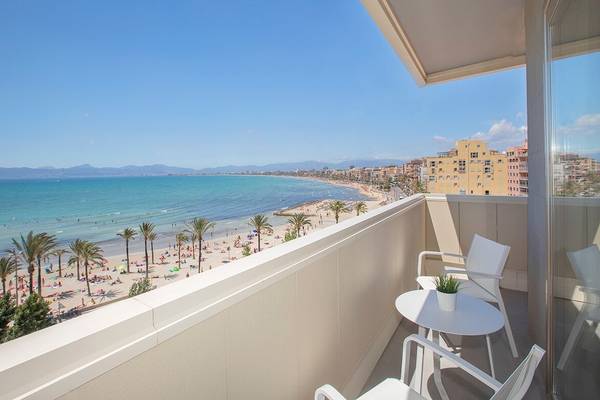 Balkonansicht des Whala Beach Hotels mit Blick auf einen Strand und die Stadt.