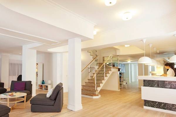 Whala Beach Hotel Innenbereich mit Wohnzimmer, Couches, Tisch und Treppenhaus