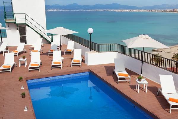 Obere Poolterrasse des Whala Beach Hotels mit Blick auf das Meer und die Stadt.