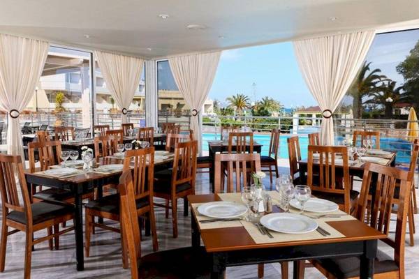 Restaurant des Giannoulis Santa Marina Beach Hotels mit Blick auf den Pool