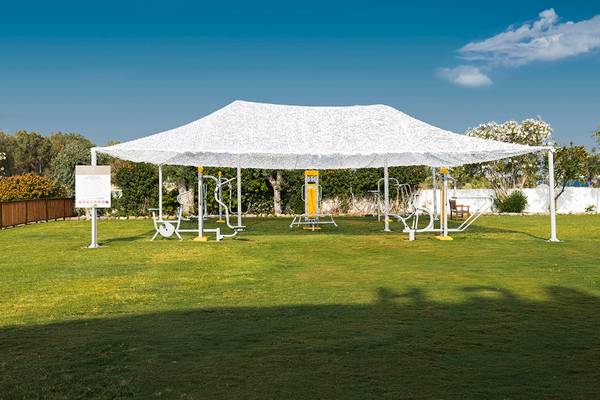 Outdoor Fitness-Anlage im Mitsis Ramira Beach Hotel.