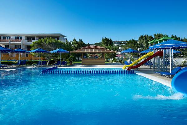 Außenpool des Mitsis Ramira Beach Hotel mit Rutschen und Sonnenschirmen