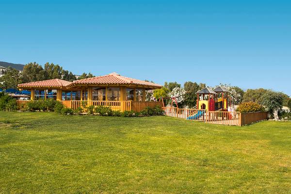 Spielplatz im Freien am Mitsis Ramira Beach Hotel mit Rutsche und Pavillon