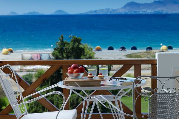 Aussicht von der Balkon des Mitsis Ramira Beach Hotels auf das Meer und den Strand.