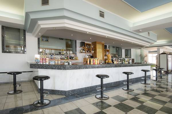 Rezeption des Kosta Palace City Hotels mit Bar und Hockern