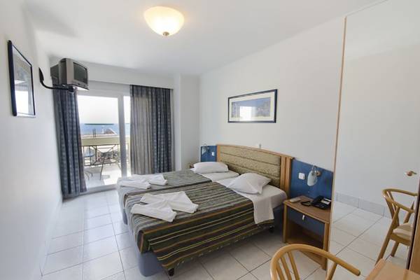 Doppelzimmer im Kosta Palace City Hotel mit Blick auf das Meer.